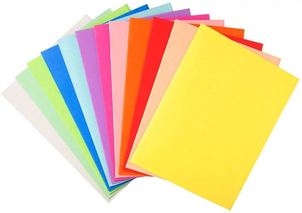 Lot de 100 chemises Foldyne en carte 250g/m², format 24 x 32 cm. Solution de classement professionnelle disponible en assortiment de 14 couleurs variées.