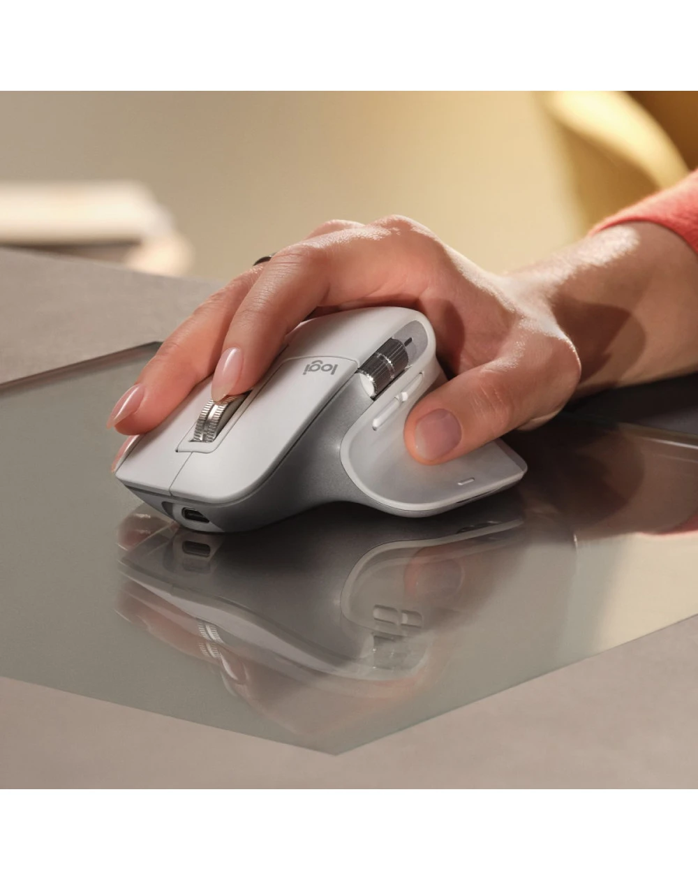 La souris Logitech MX Master 3S offre précision, ergonomie et connectivité avancée grâce à son capteur 8000 DPI, idéale pour les professionnels exigeants.