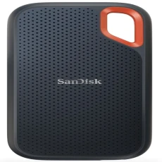 Le SanDisk Extreme Portable SSD 4 To allie haute performance et robustesse pour répondre aux besoins des professionnels en déplacement comme des utilisateurs exigeants. Grâce à son interface USB-C (USB 3.2 Gen 2), il offre des vitesses de lecture allant jusqu’à 1050 Mo/s, permettant un transfert rapide de fichiers volumineux. Résistant à l’eau, à la poussière et aux chocs, il est idéal pour les environnements difficiles. Sa compatibilité multiplateforme (Windows, macOS, Android) en fait un outil de stockage mobile et polyvalent.