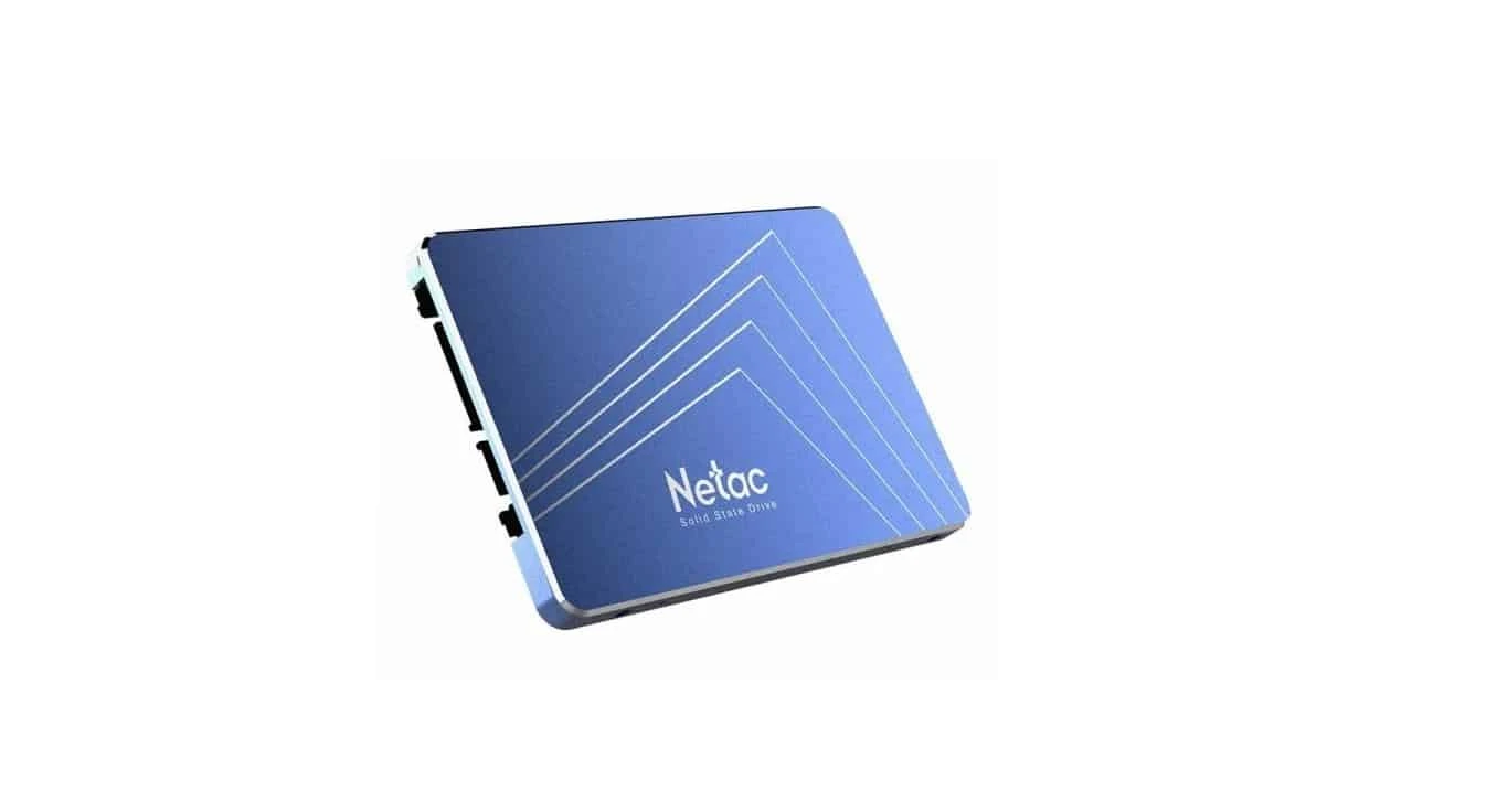 Le NETAC N600S 1 To est un SSD interne 2,5″ performant et économique, idéal pour donner un nouveau souffle à votre ordinateur portable ou PC de bureau. Grâce à son interface SATA III (6 Gb/s), il offre des vitesses de lecture jusqu’à 500 Mo/s et d’écriture jusqu’à 450 Mo/s, permettant des démarrages rapides, une ouverture fluide des applications et un transfert de fichiers plus efficace. Doté de mémoire NAND Flash, ce SSD est conçu pour améliorer les performances globales de vos systèmes, tout en restant accessible. Sa couleur bleu métallique lui donne une finition moderne et distinctive.