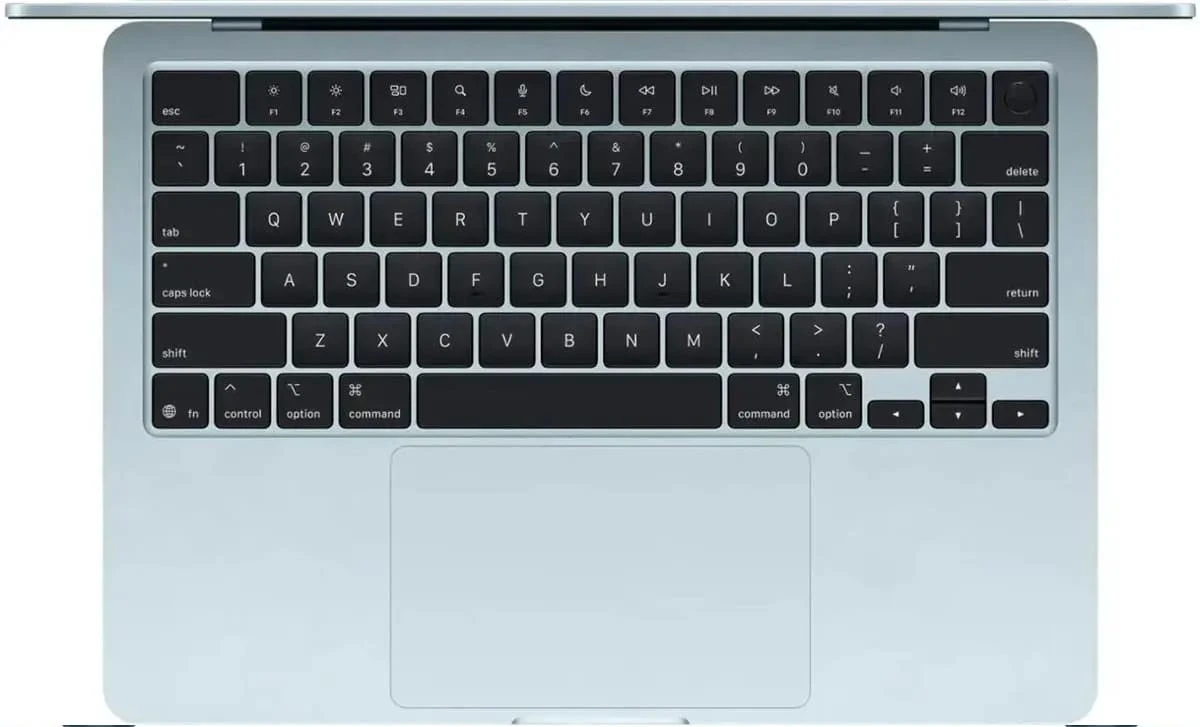 Le MacBook Air 15″ Sky Blue combine élégance et puissance avec la puce Apple M4, un écran Liquid Retina 15,3″, 24 Go de RAM, 512 Go SSD, 6 haut-parleurs, et jusqu’à 18 h d’autonomie. Léger (1,51 kg), ultra-fin, connecté en Wi‑Fi 6E et Thunderbolt 4, il tourne sous macOS Sequoia.