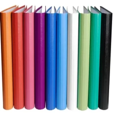 Classeur rembordé Exacompta à 4 anneaux avec dos arrondi distinctif. Design ergonomique en coloris assortis, alliant confort de manipulation et finition rembordée professionnelle.