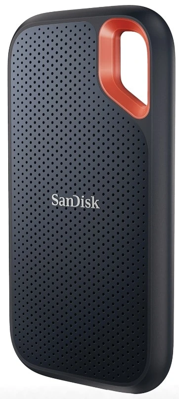 Le SanDisk Extreme V2 2 To est un SSD portable hautes performances conçu pour les utilisateurs mobiles qui exigent rapidité, fiabilité et durabilité. Grâce à l’interface USB-C 3.2 Gen 2, il atteint des vitesses allant jusqu’à 1050 Mo/s en lecture et 1000 Mo/s en écriture, idéales pour les transferts lourds (vidéos 4K, bibliothèques photo, sauvegardes pro). Son boîtier robuste certifié IP55 résiste à l’eau, à la poussière et aux chocs. Il est également doté d’un mousqueton intégré pour l’emporter partout en toute sécurité.